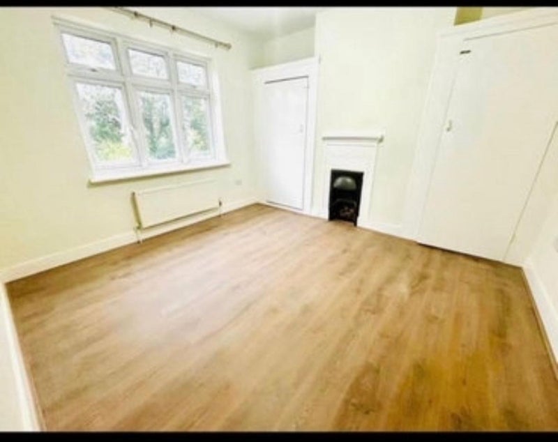 Room Burges Road in Greater London