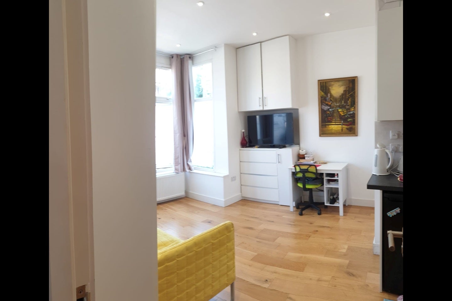 Room Ramsden Road in Greater London