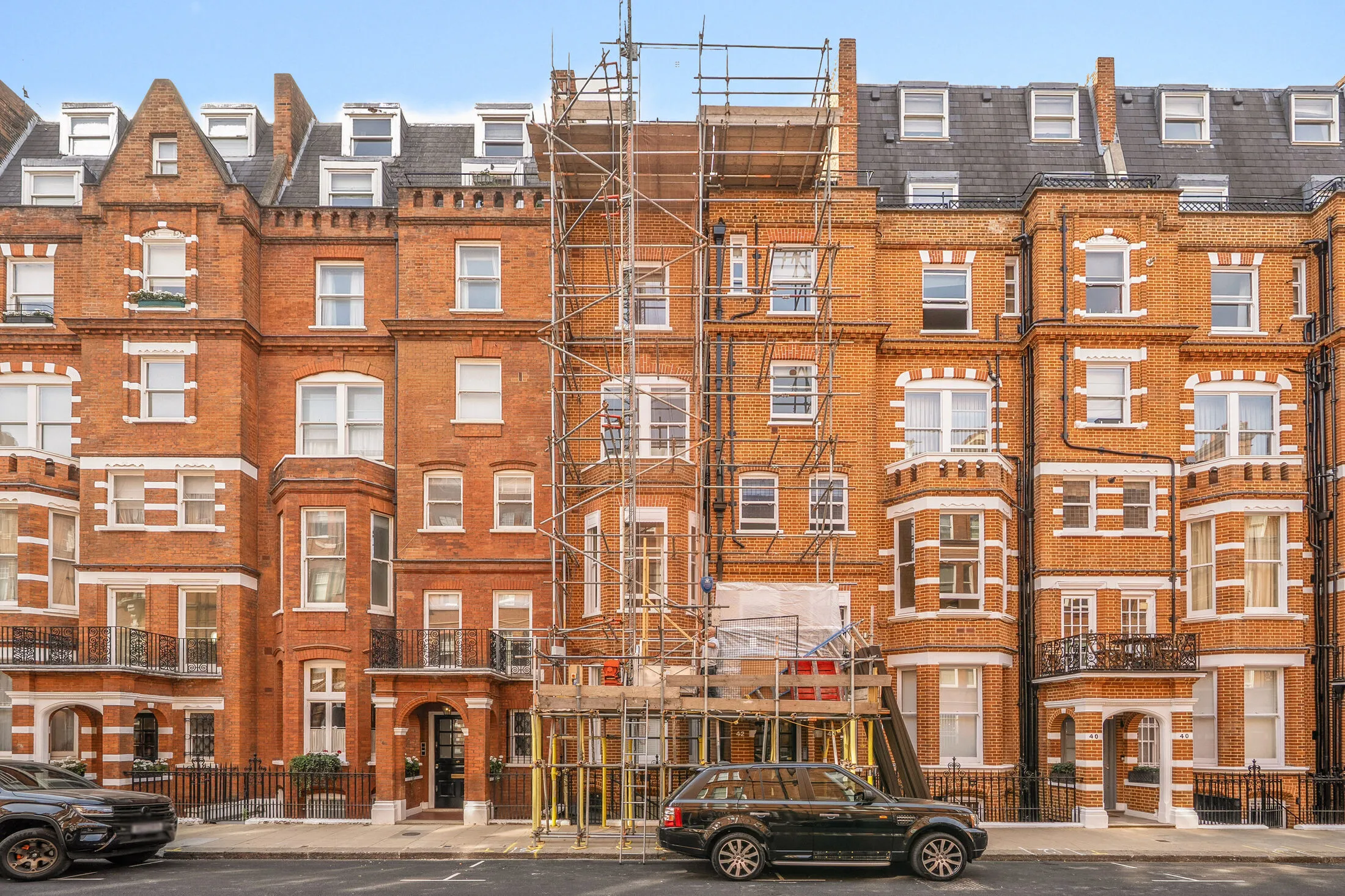 Flat Egerton Gardens in Greater London