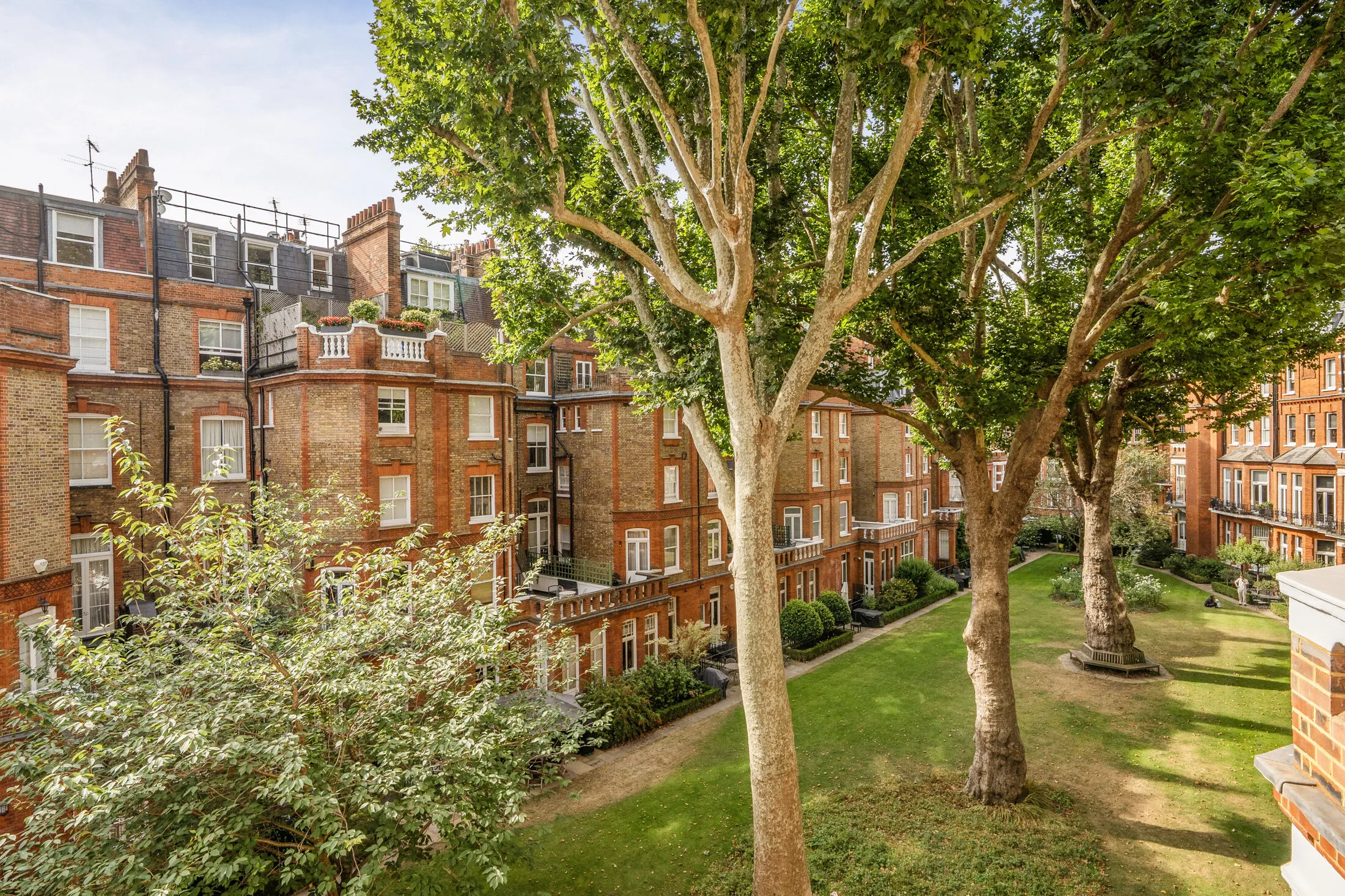Flat Egerton Gardens in Greater London
