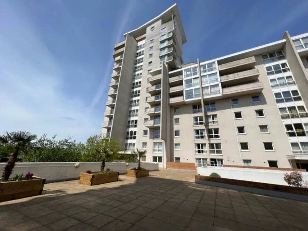 Flat Overstone Court in Cardiff