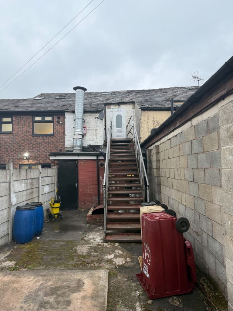 Flat Holly Grove in Bolton
