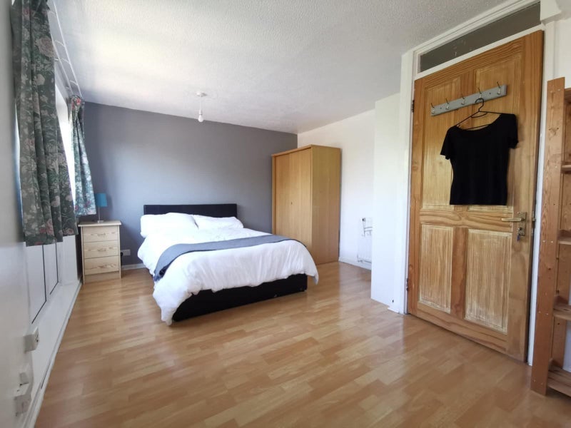 Room Throckmorton Road in Greater London