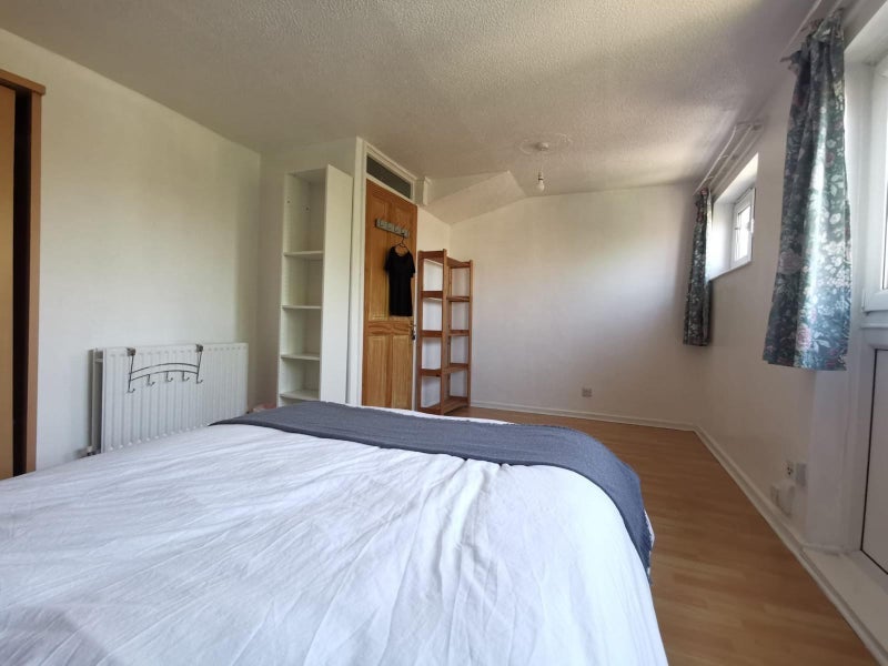 Room Throckmorton Road in Greater London