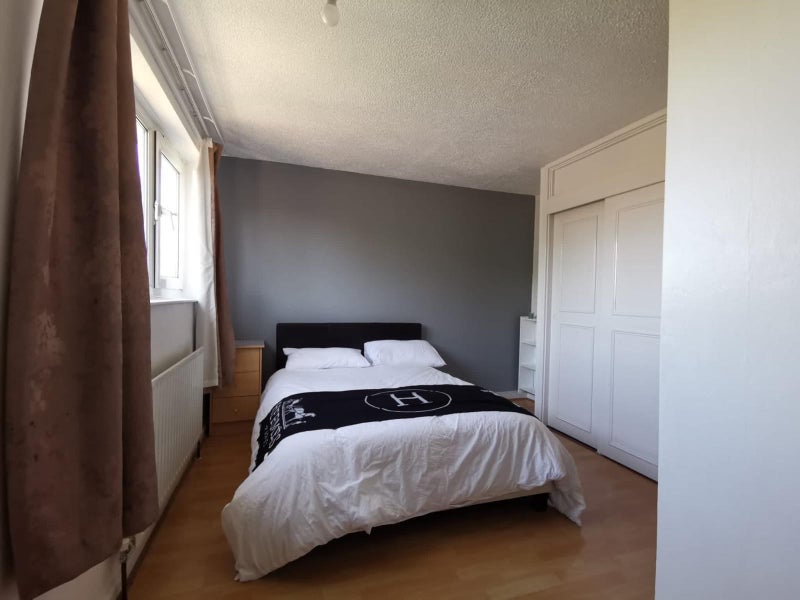 Room Throckmorton Road in Greater London
