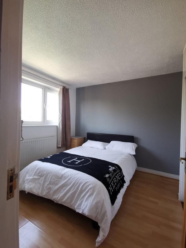 Room Throckmorton Road in Greater London
