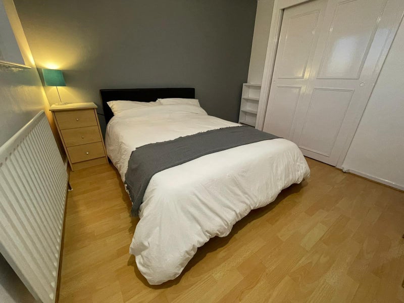 Room Throckmorton Road in Greater London