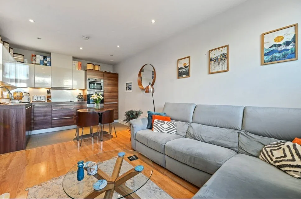 Flat Bromyard Avenue in Greater London