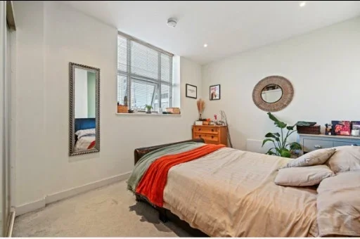 Flat Bromyard Avenue in Greater London