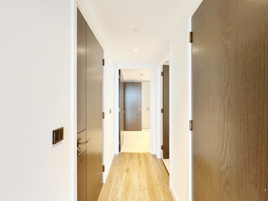 Flat Carnation Way in Greater London