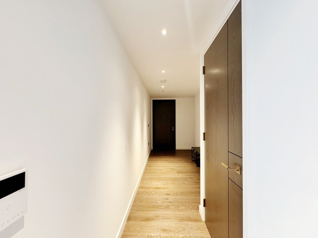 Flat Carnation Way in Greater London
