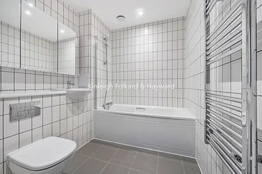 Flat Tide Street in Greater London