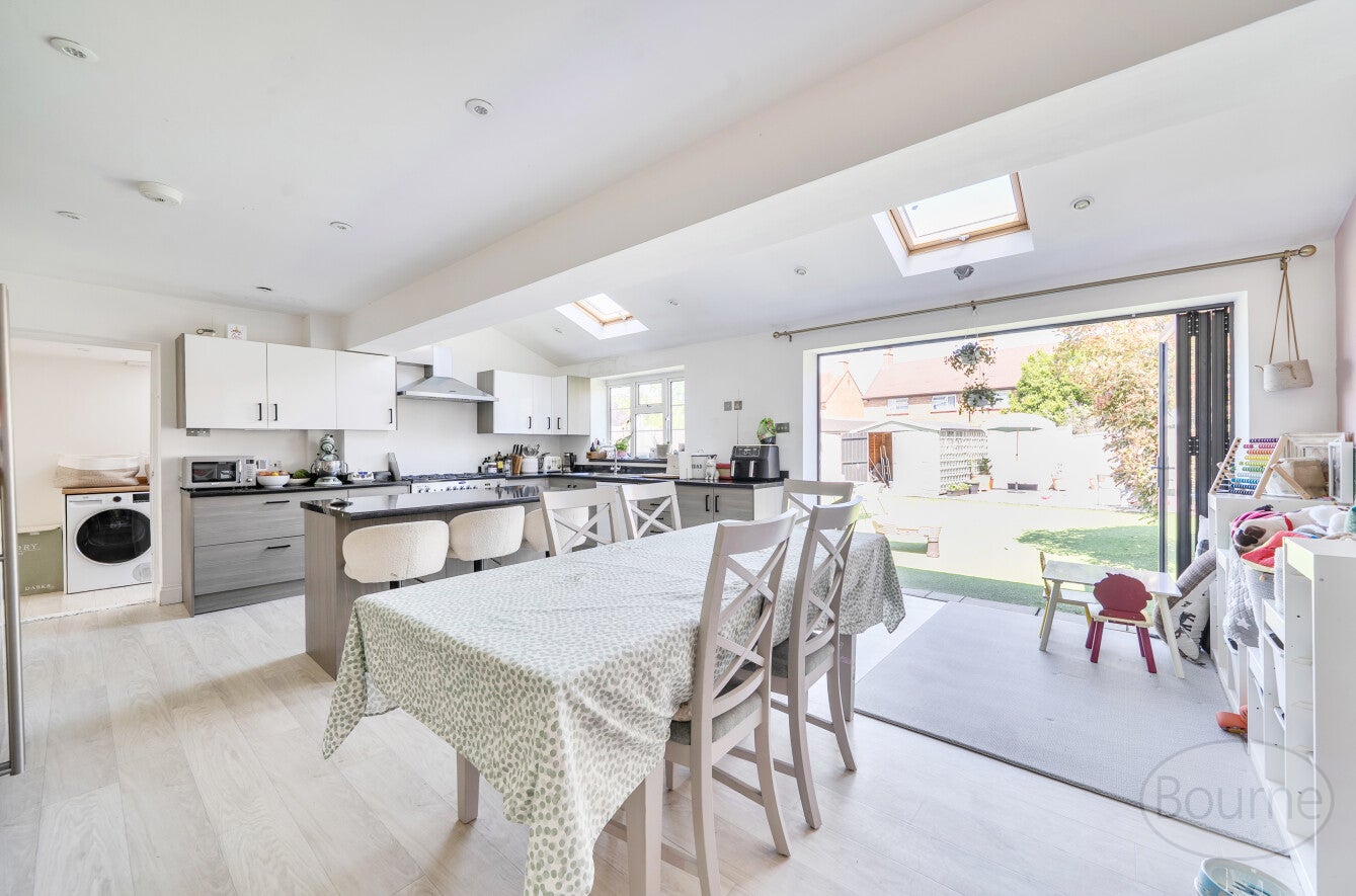 House Coveham Crescent in Elmbridge