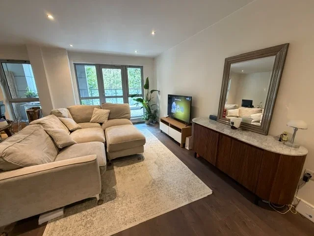 Flat Balmes Road in Greater London