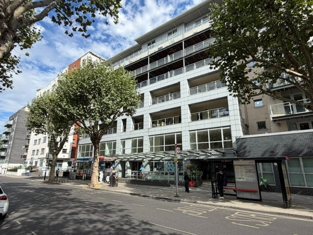 Flat Balmes Road in Greater London