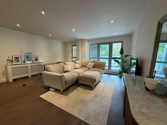 Flat Balmes Road in Greater London
