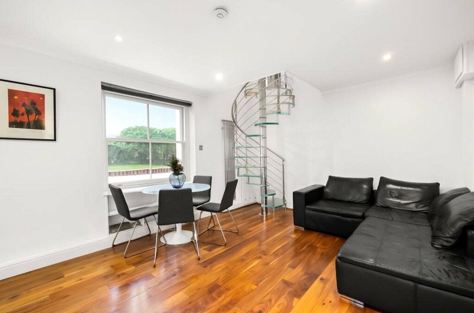 Flat Chepstow Crescent in Greater London