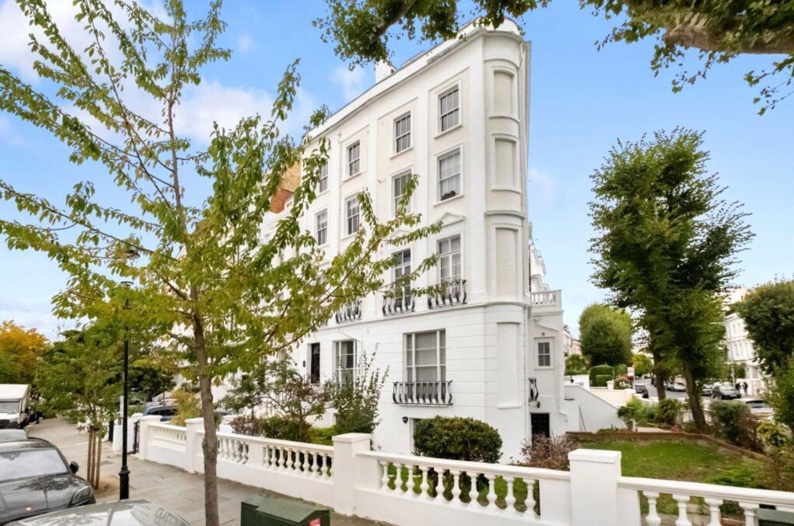 Flat Chepstow Crescent in Greater London