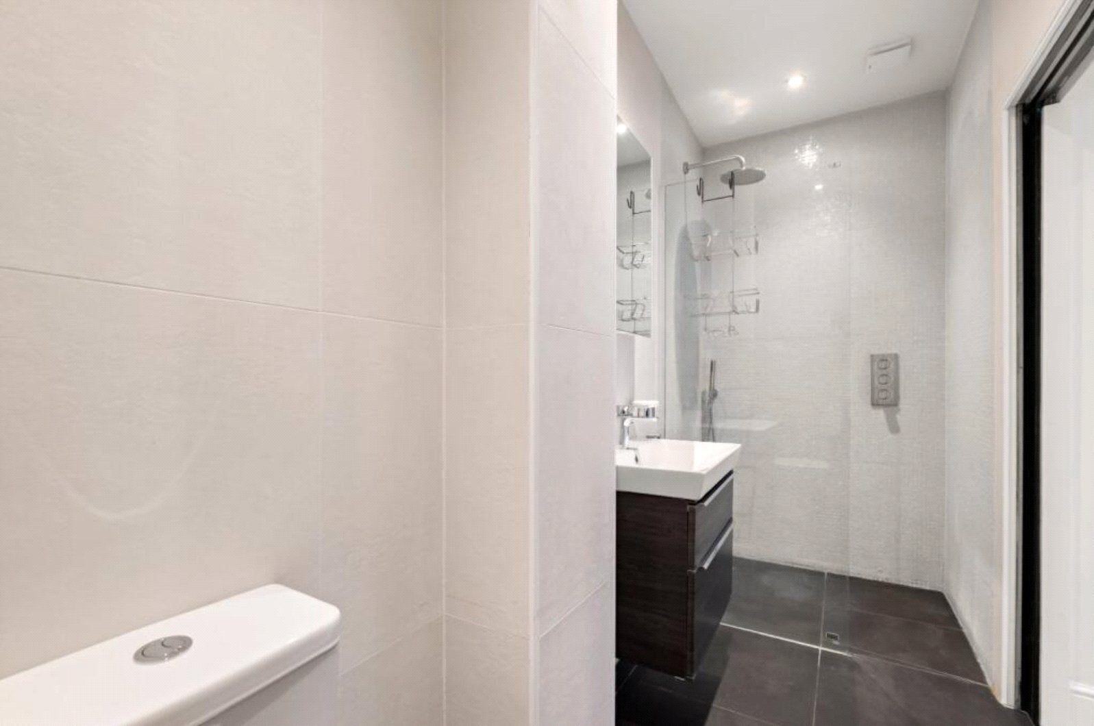 Flat Chepstow Crescent in Greater London