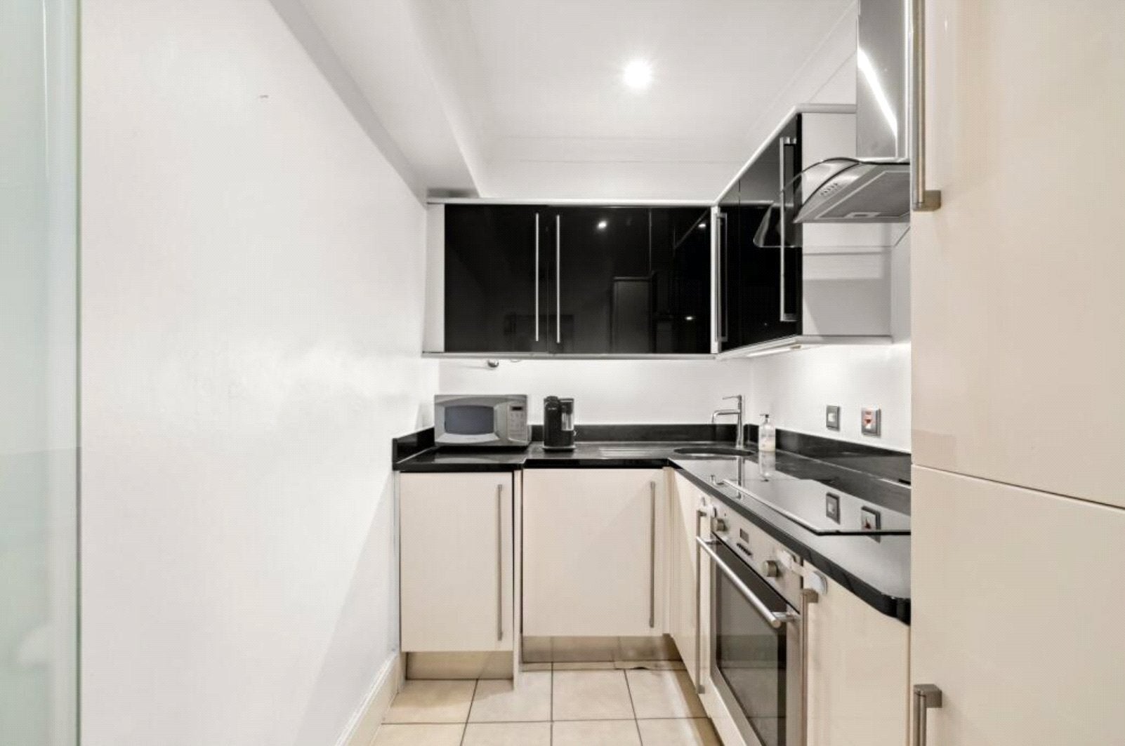 Flat Chepstow Crescent in Greater London