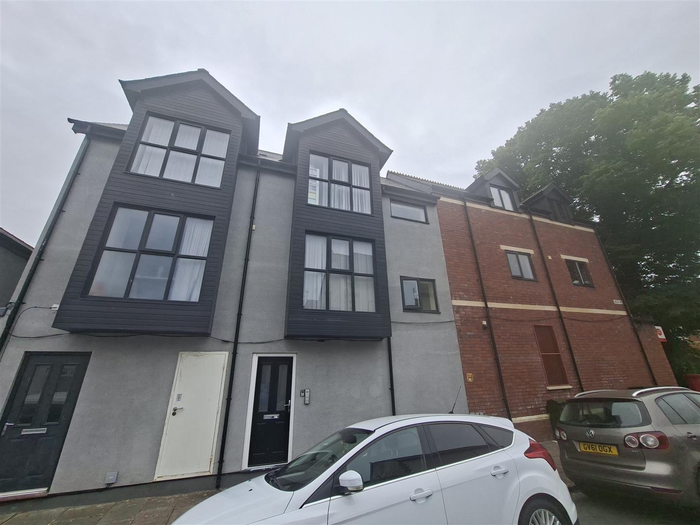 Flat Cowbridge Road East in Cardiff County