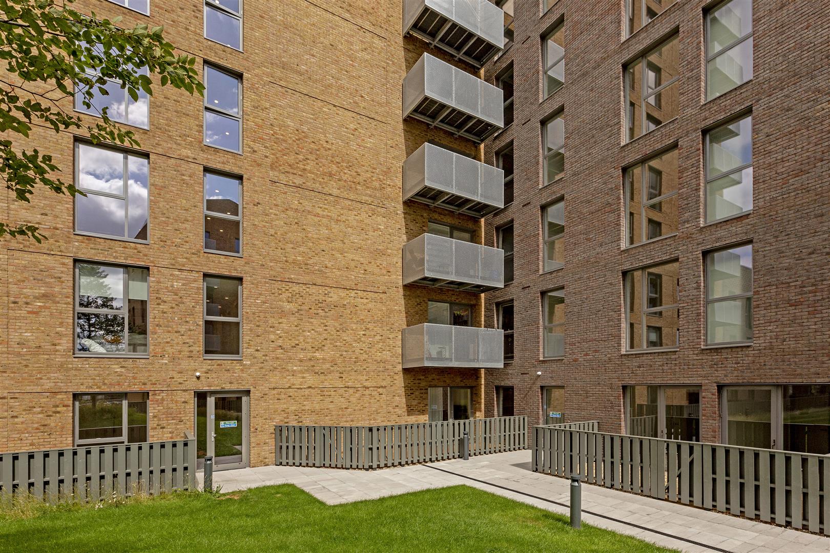 Flat Timberyard Street in Greater London