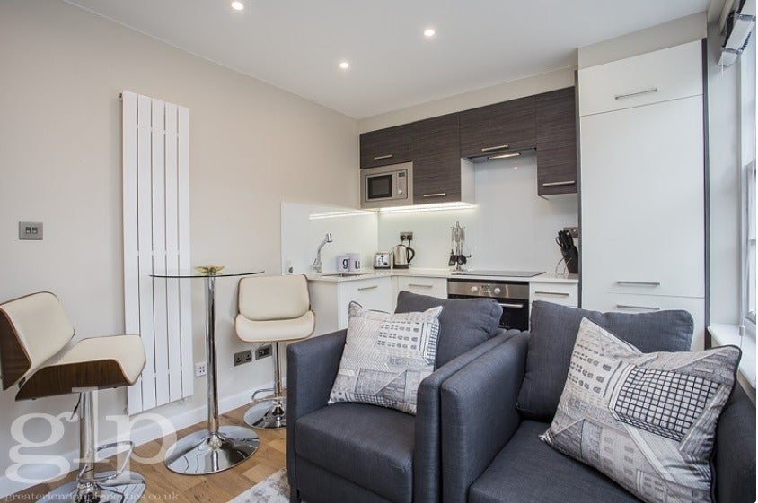 Flat Alleyn Court in City of Westminster
