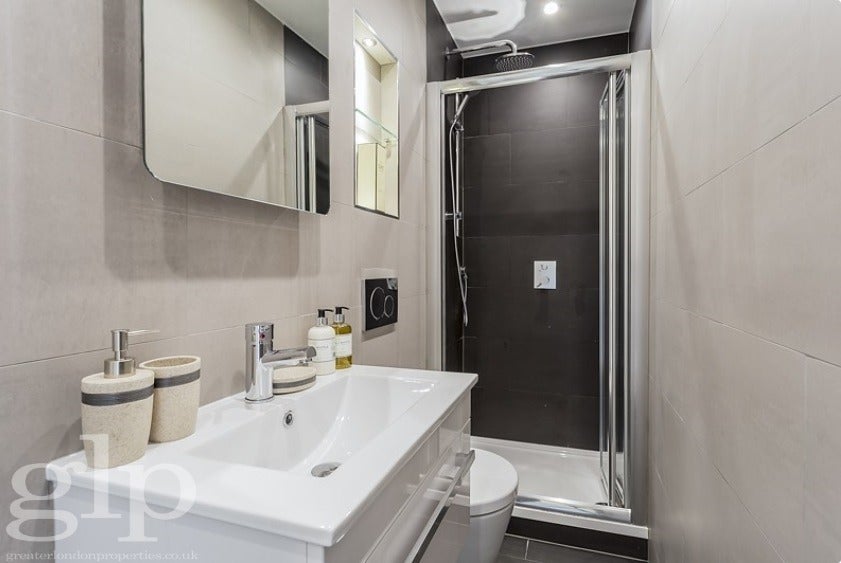 Flat Alleyn Court in City of Westminster