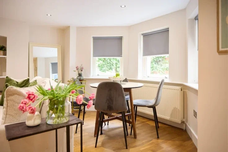 Flat Mildenhall Road in Greater London