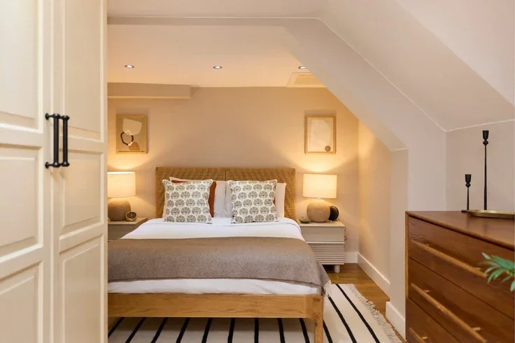 Flat Mildenhall Road in Greater London