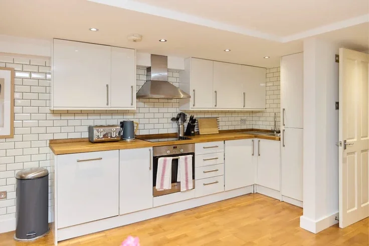 Flat Mildenhall Road in Greater London