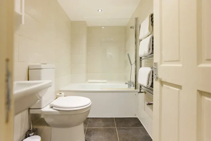Flat Mildenhall Road in Greater London