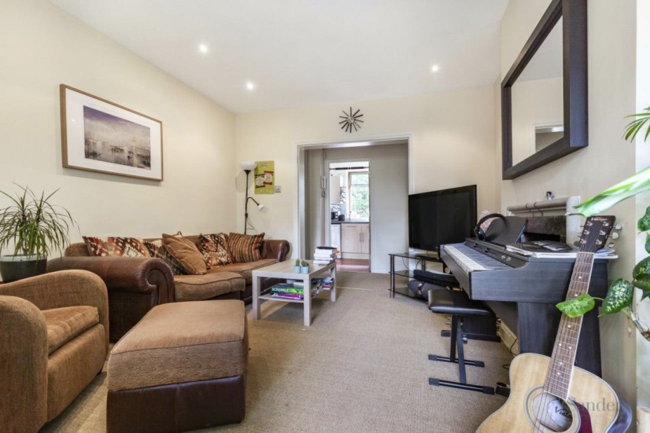 Flat Alwyne Square in Greater London