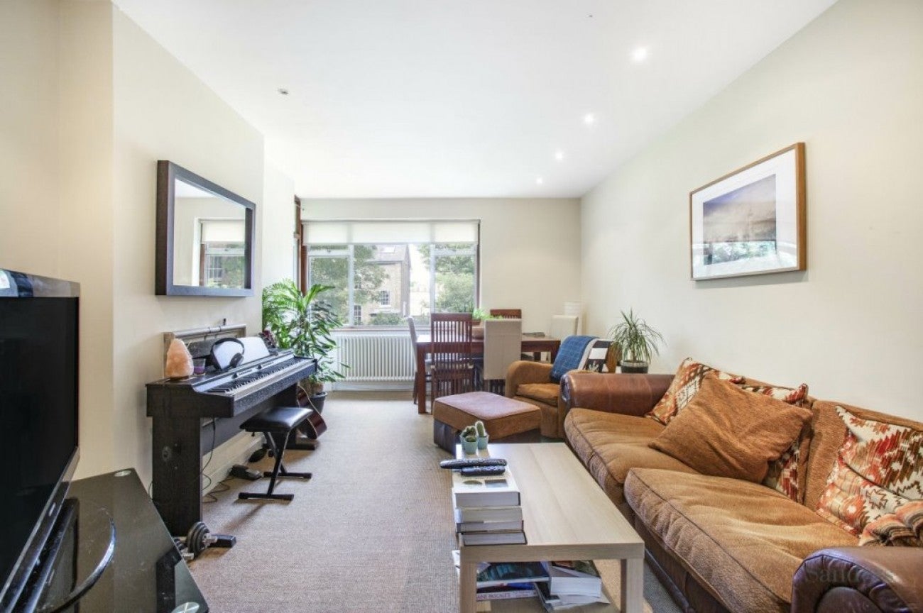 Flat Alwyne Square in Greater London
