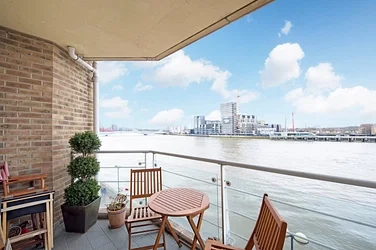 Flat Clove Hitch Quay in Greater London