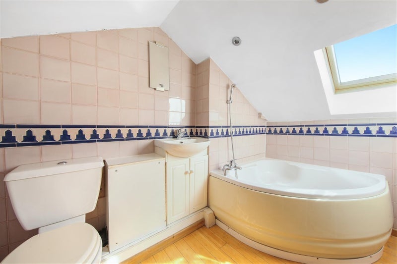 Room Sutherland Avenue in City of Westminster