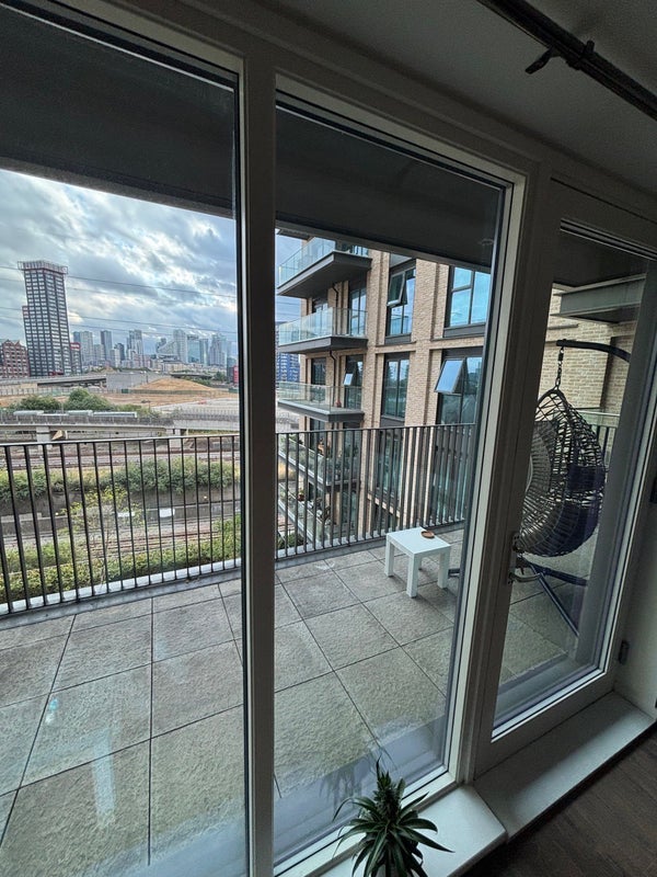 Room Silvertown Way in Greater London