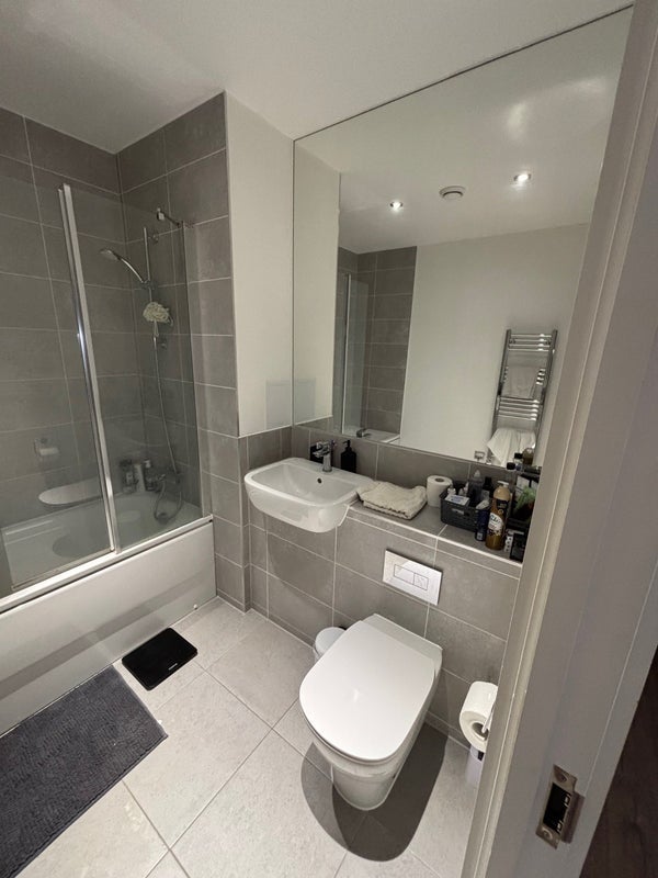 Room Silvertown Way in Greater London