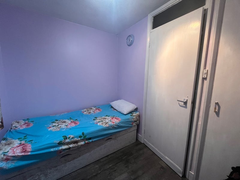 Room Crown Meadow in Slough