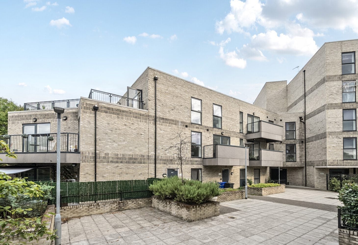 Flat Pinner Road in Greater London