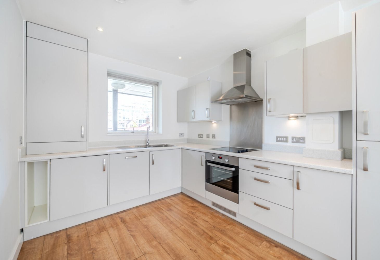 Flat Pinner Road in Greater London