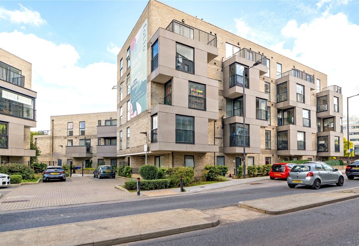 Flat Pinner Road in Greater London