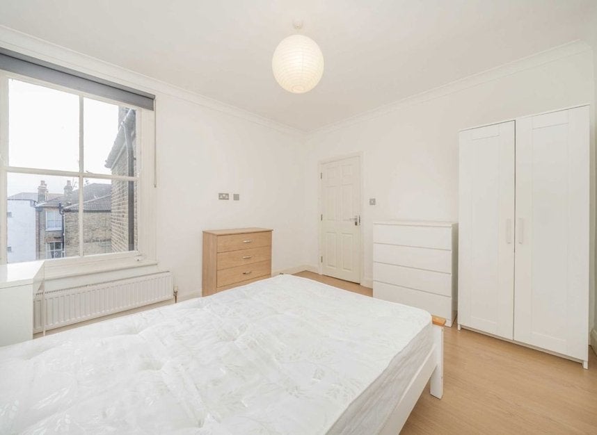 Flat Clapham High Street in Greater London