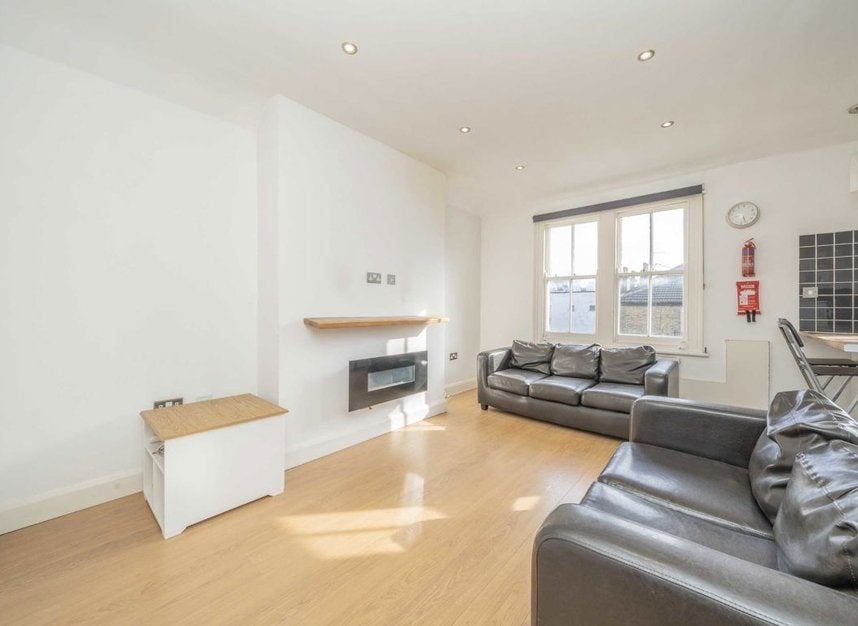 Flat Clapham High Street in Greater London