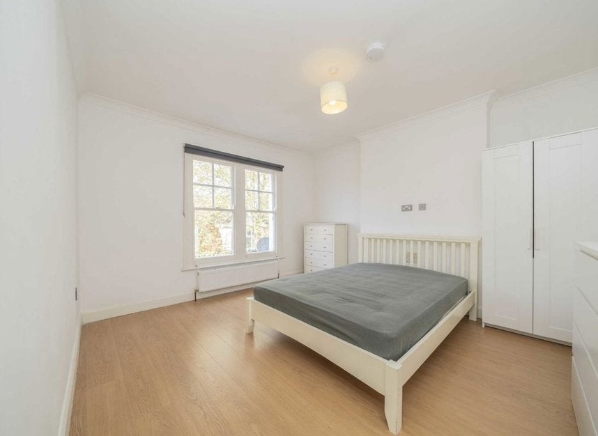 Flat Clapham High Street in Greater London