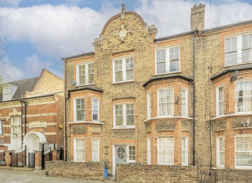 Flat Clapham High Street in Greater London