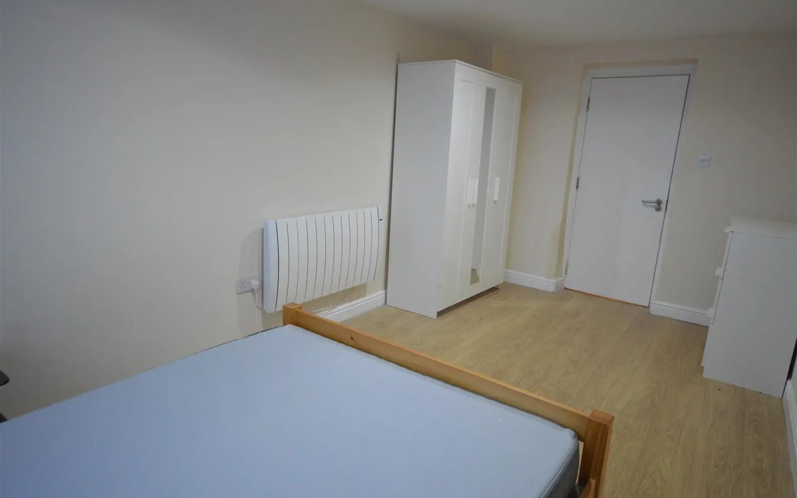 Flat Carnoustie Drive in Greater London