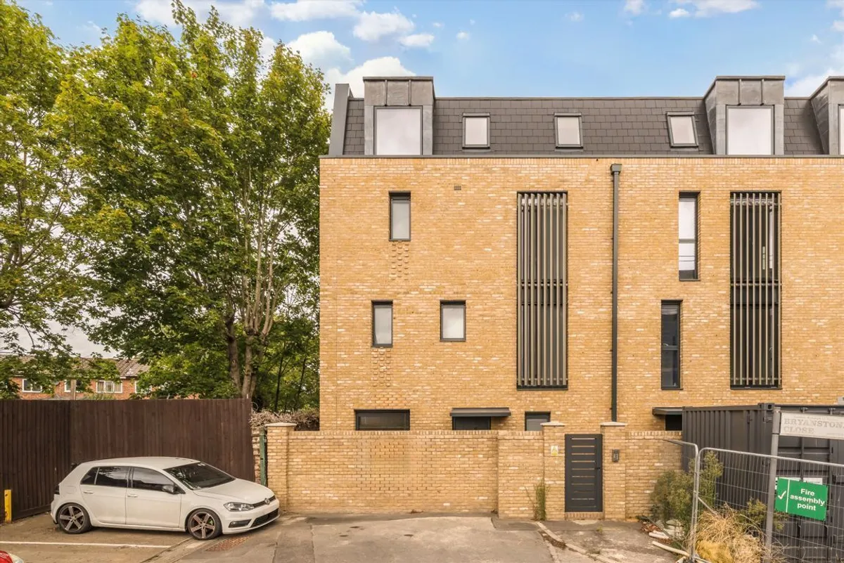 House Bryanston Close in Greater London