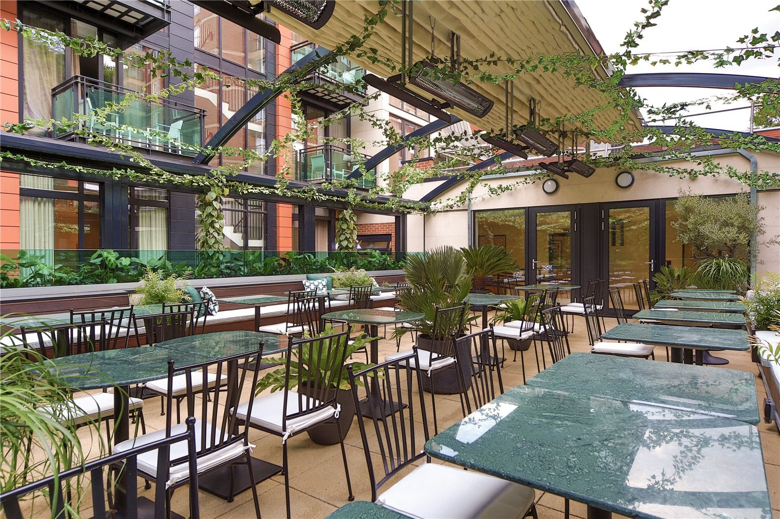 Flat Finchley Road in Greater London