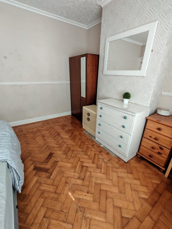 Room Balmoral Road in Farnworth